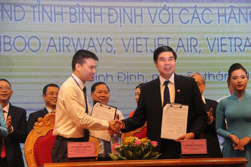 Đại diện UBND tỉnh B&igrave;nh Định k&yacute; kết hợp t&aacute;c chiến lược với h&atilde;ng h&agrave;ng kh&ocirc;ng Vietnam Airlines.