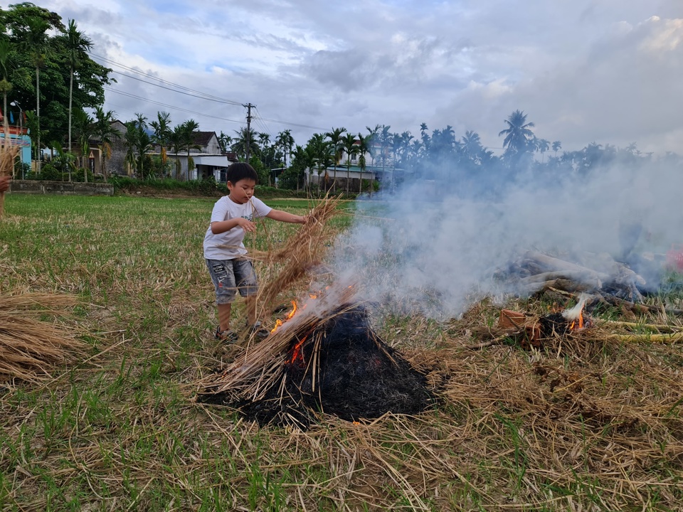 Trải nghiệm l&agrave;m m&oacute;n c&aacute; l&oacute;c nướng trui.