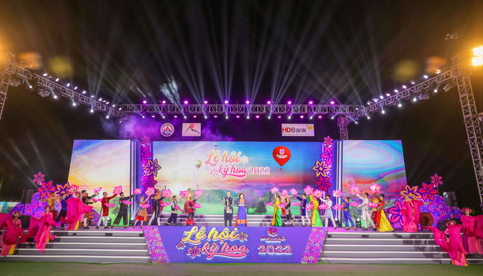 Hàng vạn du khách đổ về Lạng Sơn khai mạc Lễ hội Kỳ hoa 2022 - Ảnh 1