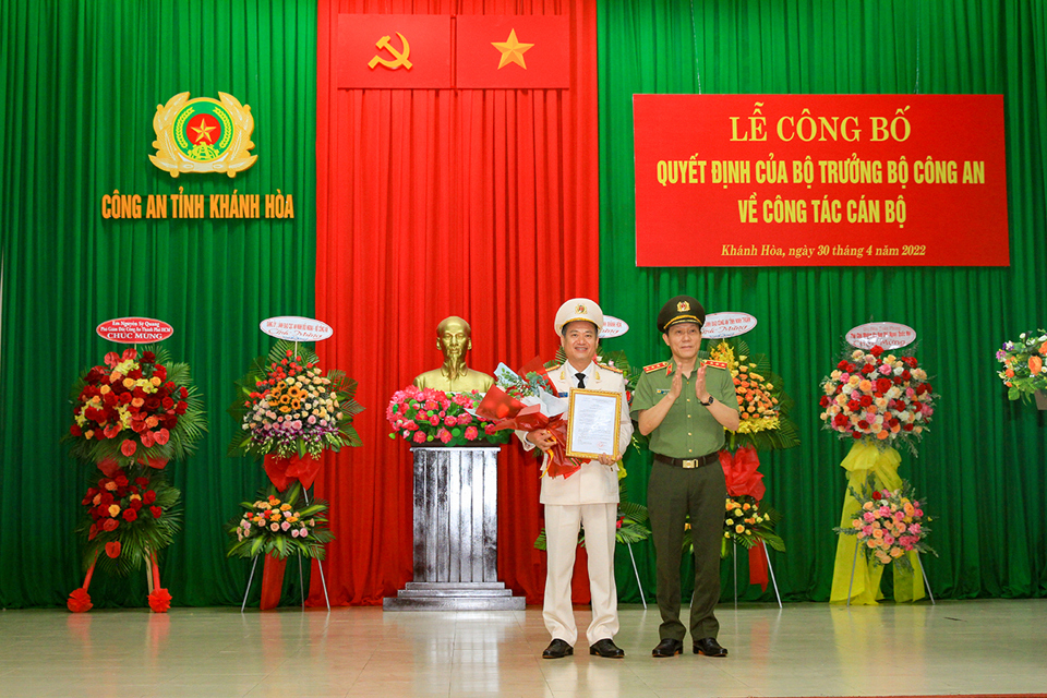 Thượng tướng Lương Tam Quang - Thứ trưởng Bộ C&ocirc;ng an trao quyết định cho đại t&aacute; Nguyễn Thế H&ugrave;ng. (Ảnh: C&ocirc;ng an Kh&aacute;nh H&ograve;a).