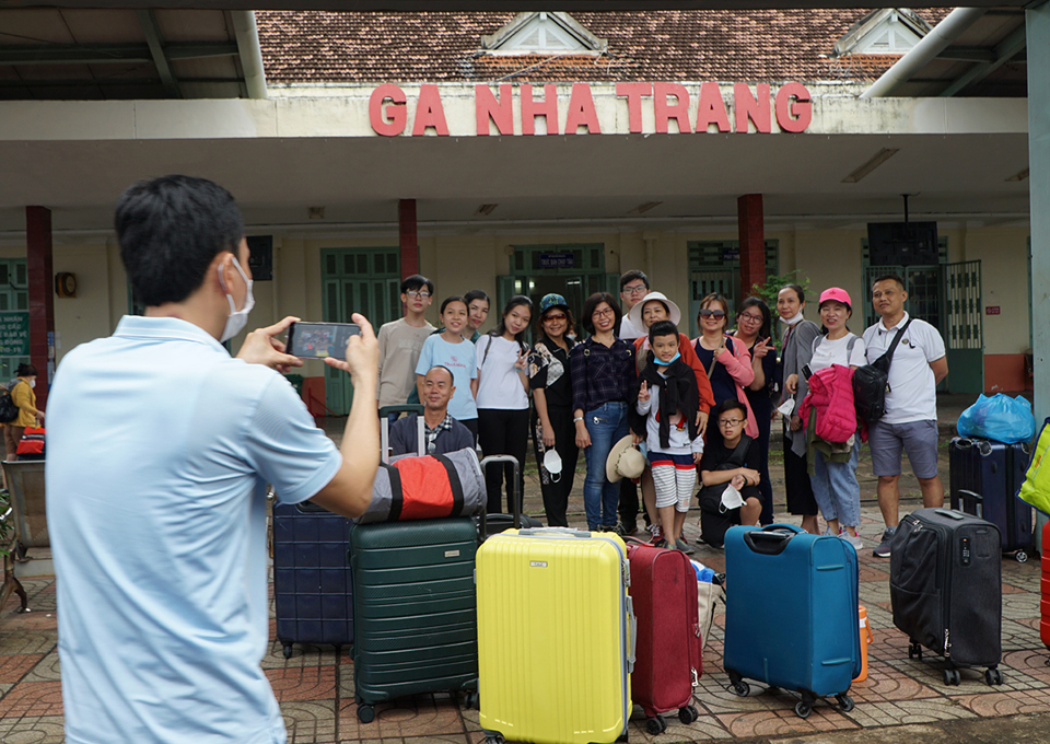 Du kh&aacute;ch chụp ảnh kỷ niệm khi đến Nha Trang.