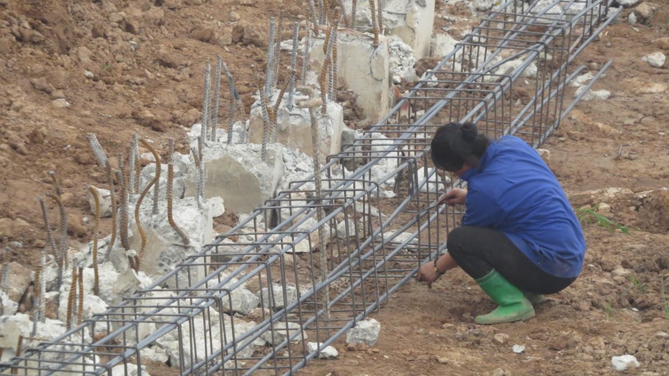 Một trong những h&agrave;ng cọc đầu ti&ecirc;n đang được tập trung đan sắt để giằng k&eacute;o c&aacute;c đầu cọc b&ecirc; t&ocirc;ng lại với nhau