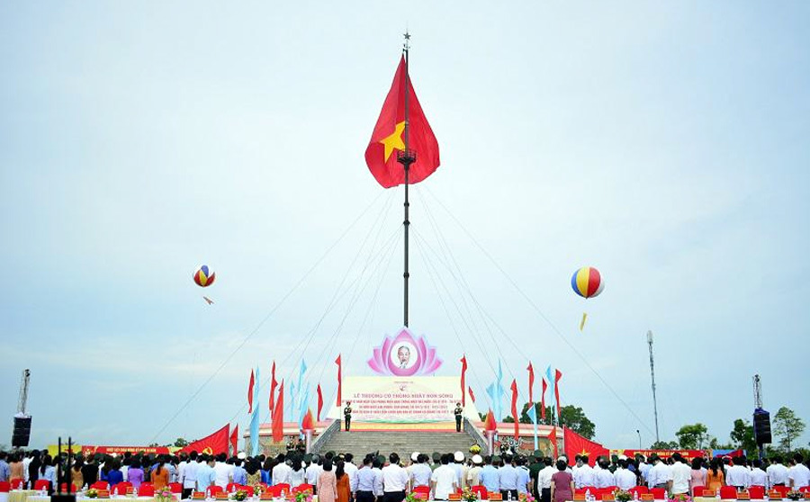 Dưới l&aacute; cờ Tổ quốc trong buổi Lễ thượng cờ, c&aacute;c đại biểu, lực lượng vũ trang, đ&ocirc;ng đảo người d&acirc;n v&agrave; du kh&aacute;ch &ocirc;n lại k&yacute; ức của một thời h&agrave;o h&ugrave;ng, vẻ vang nhưng cũng thấm đẫm m&aacute;u xương v&agrave; nước mắt. Đồng thời t&ocirc;n vinh những chiến c&ocirc;ng bất tử, b&agrave;y tỏ l&ograve;ng biết ơn s&acirc;u sắc đối với sự hi sinh to lớn của thế hệ cha anh, của đồng b&agrave;o, chiến sĩ cả nước để bảo vệ nền độc lập, tự do của Tổ quốc, h&ograve;a b&igrave;nh v&agrave; hạnh ph&uacute;c mu&ocirc;n đời của d&acirc;n tộc Việt Nam.