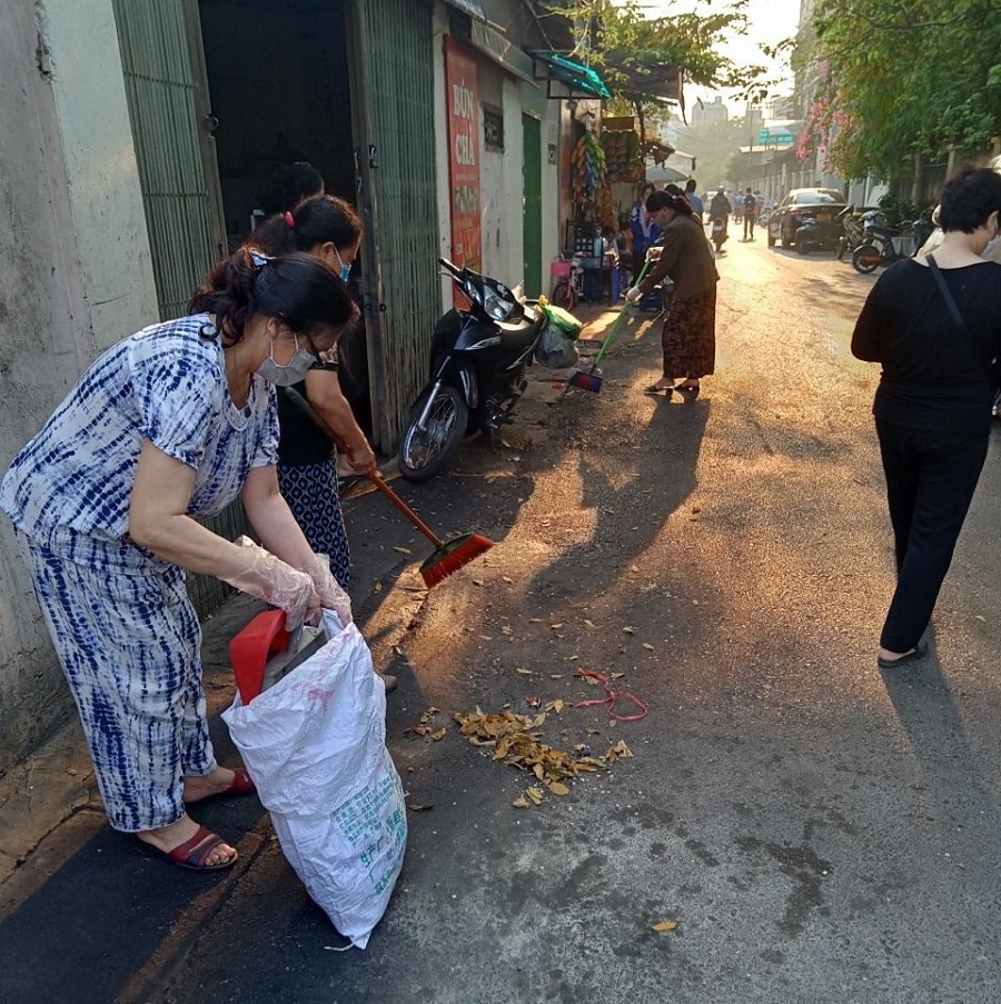 UBND phường Thanh Nh&agrave;n đ&atilde; chỉ đạo, tr&ecirc;n to&agrave;n địa b&agrave;n những ng&agrave;y n&agrave;y kh&ocirc;ng chỉ tăng cường VSMT tr&ecirc;n c&aacute;c tuyến phố m&agrave; c&ograve;n vận động Nh&acirc;n d&acirc;n ch&uacute; trọng tổng VSMT tại khu d&acirc;n cư &nbsp;