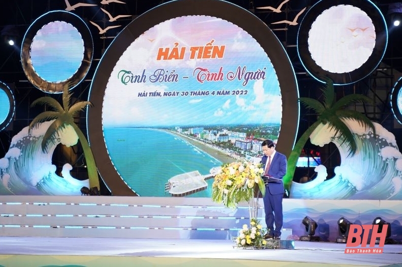 &nbsp;Chủ tịch UBND huyện Hoằng H&oacute;a L&ecirc; Sỹ Nghi&ecirc;m ph&aacute;t biểu khai mạc Lễ hội du lịch biển Hải Tiến 2022.