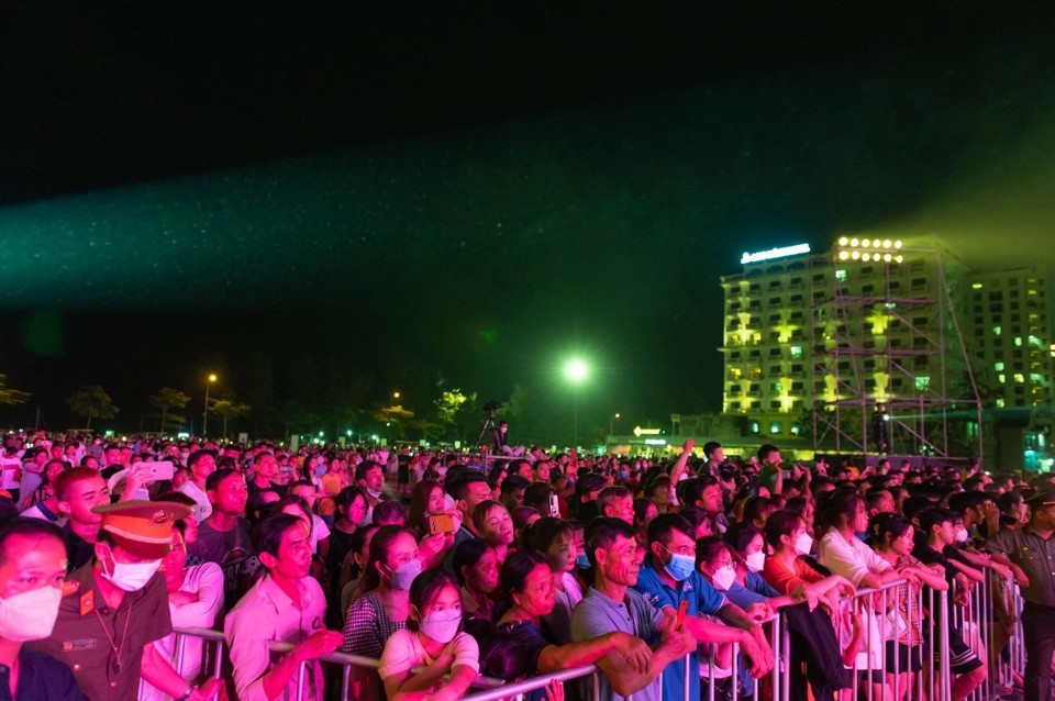 Mãn nhãn đêm nhạc trẻ và EDM SunFest tại Sầm Sơn dịp 30/4 - Ảnh 2