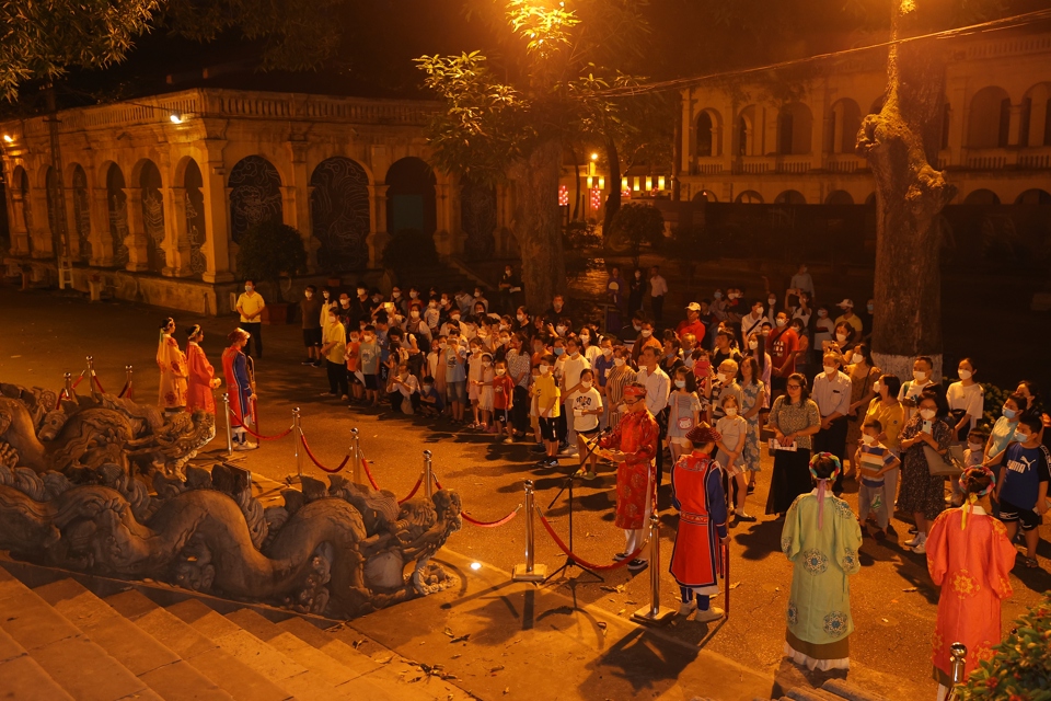 Đ&acirc;y đ&ecirc;m đầu ti&ecirc;n đ&oacute;n kh&aacute;ch trở lại của tour đ&ecirc;m &ldquo;Giải m&atilde; Ho&agrave;ng th&agrave;nh Thăng Long&rdquo;