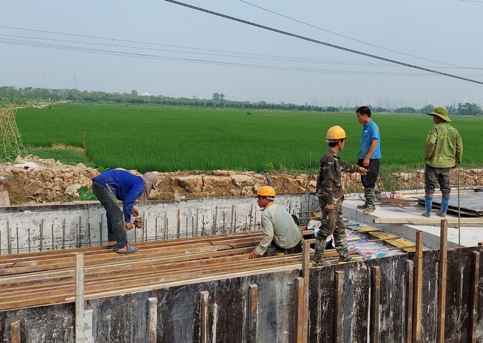 C&ocirc;ng nh&acirc;n đang thi c&ocirc;ng hạng mục cống hộp tại tuyến Sơn Đồng - Song Phương