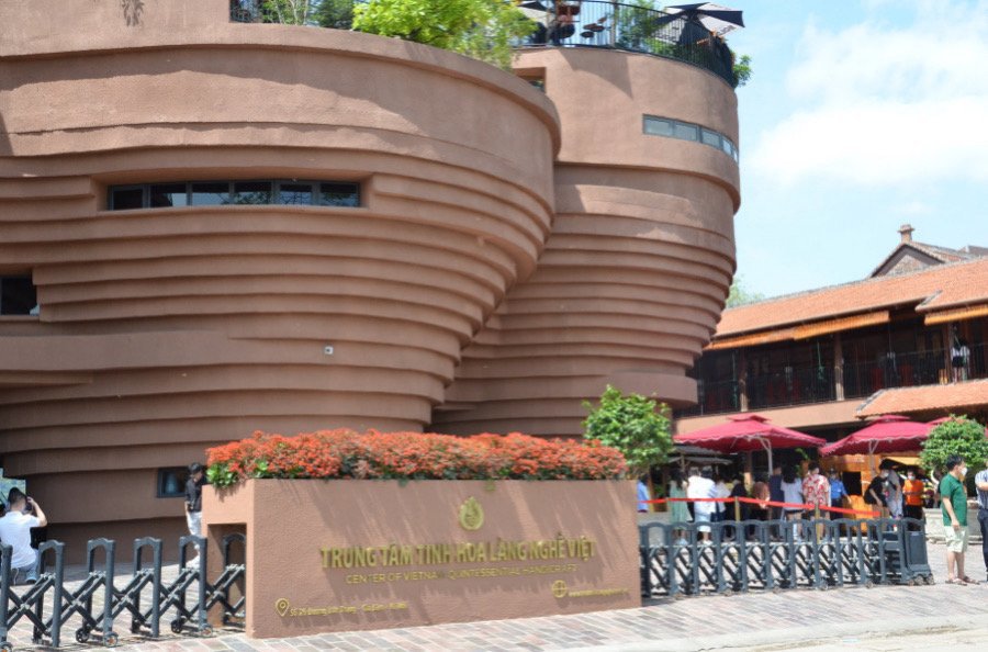 Các gia đình có thể tham quan và mua những sản phẩm tuyệt đẹp bằng gốm, tham gia nặn gốm tại Trung tâm Tinh hoa Làng nghề Việt 