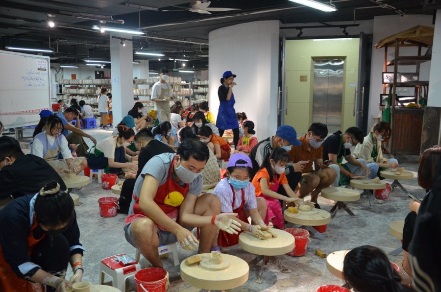 Các gia đình vừa vui chơi, vừa học hỏi và trải nghiệm làm gốm tại Bát Tràng