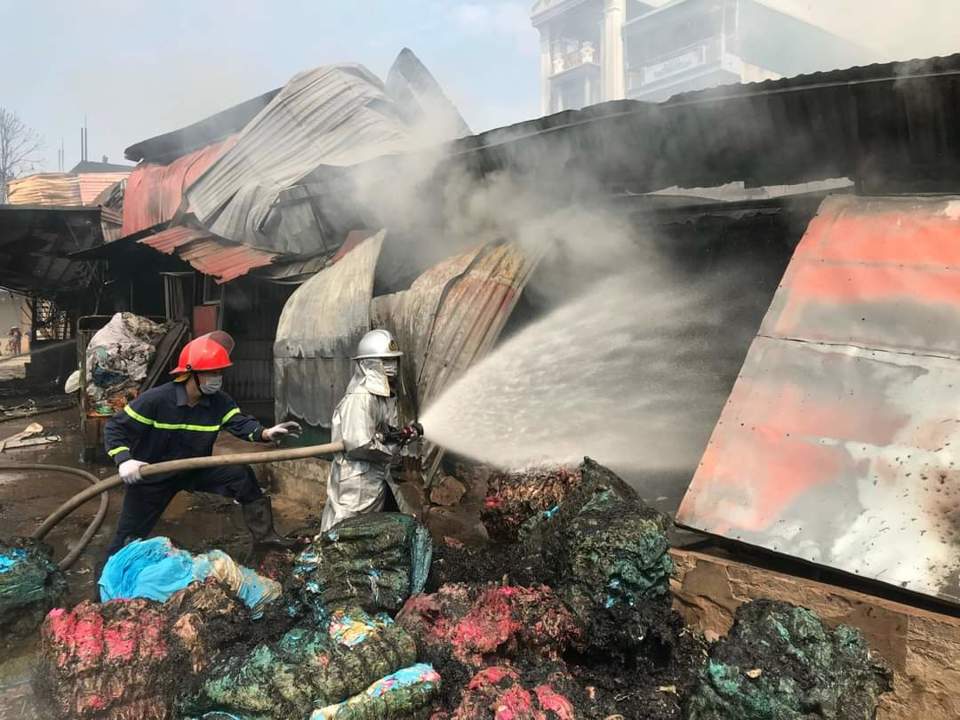 Cháy lớn tại cơ sở sản xuất chăn ga, gối đệm ở Thường Tín - Ảnh 2