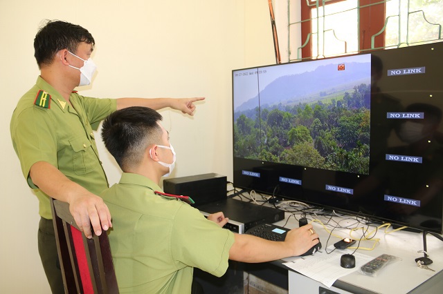 Hạt Kiểm l&acirc;m huyện Hương Sơn quan s&aacute;t, theo d&otilde;i rừng qua hệ thống camera.