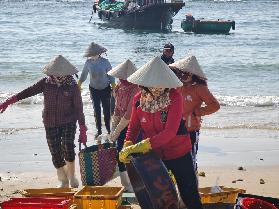 Phụ nữ l&agrave;ng biển mưu sinh nơi chợ c&aacute;.