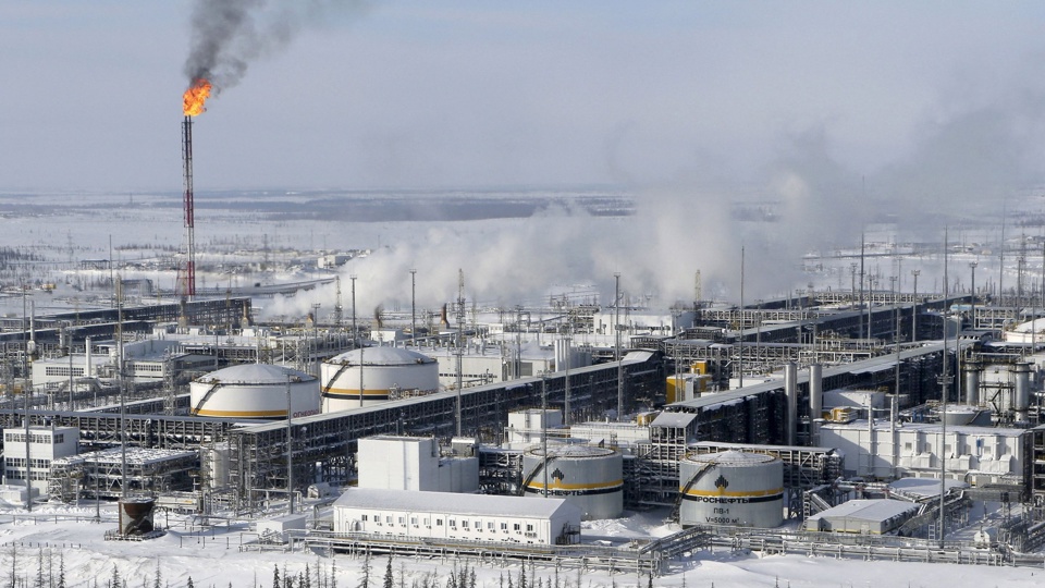 Một cơ sở xử l&yacute; dầu mỏ của tập đo&agrave;n Rosneft (Nga) tại v&ugrave;ng Krasnoyarsk. Ảnh: Reuters &nbsp;