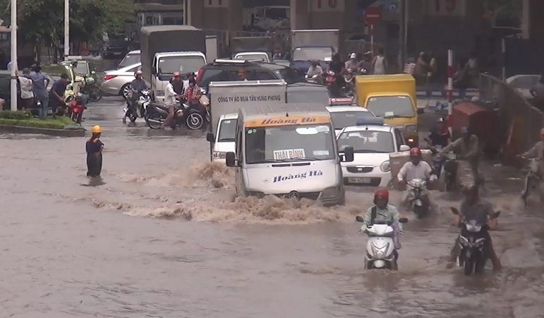 Phố Minh Khai, đoạn qua gầm cầu Vĩnh Tuy thường xuy&ecirc;n xảy ra ngập &uacute;ng khi c&oacute; mưa. Ảnh: Internet.