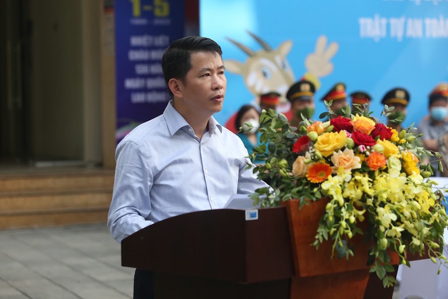 Chủ tịch UBND quận Phạm Tuấn Long ph&aacute;t biểu tại Lễ ra qu&acirc;n