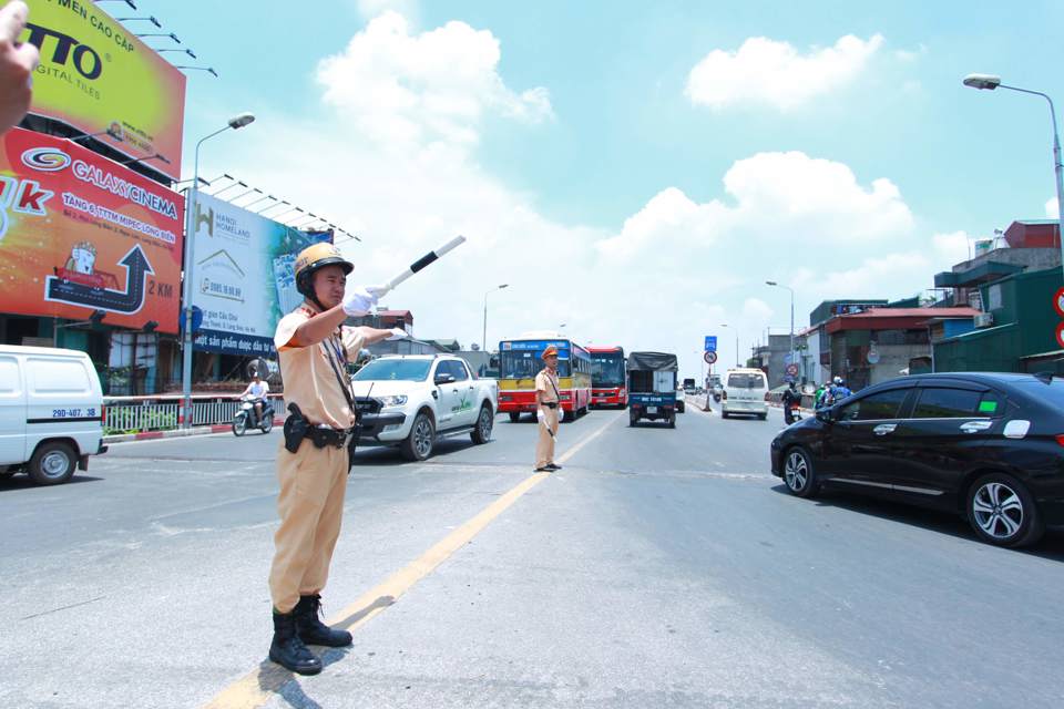 Cảnh s&aacute;t giao th&ocirc;ng l&agrave;m nhiệm vụ tr&ecirc;n đường Trần Nhật Duật, H&agrave; Nội. Ảnh: Phạm H&ugrave;ng