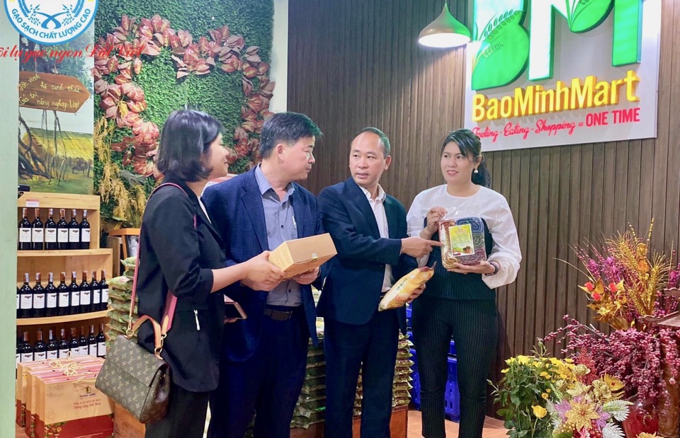Tổng Giám đốc Công ty CP Kinh doanh chế biến nông sản Bảo Minh (ngoài cùng bên phải) giới thiệu đến khách hàng một sản phẩm gạo đặc sản của doanh nghiệp. Ảnh: Trọng Tùng