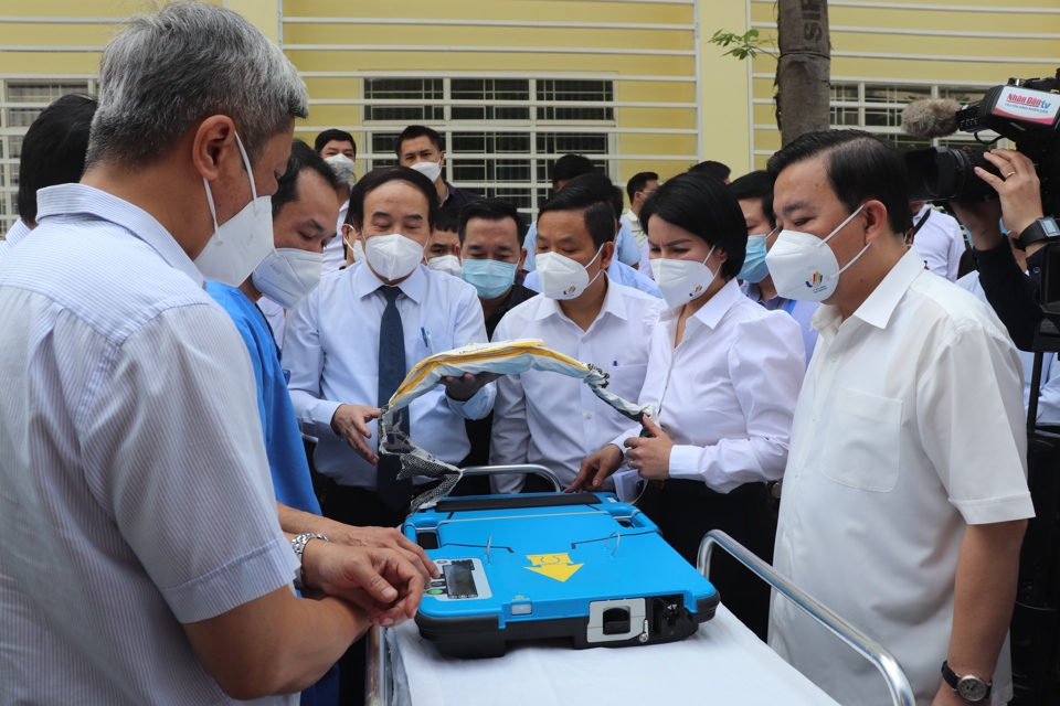Thứ trưởng Bộ Y tế Nguyễn Trường Sơn, Phó Chủ tịch UBND TP Hà Nội Chử Xuân Dũng tham dự lễ ra quân đáp ứng y tế phục vụ SEA Games 31.