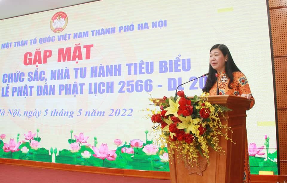Chủ tịch Ủy ban MTTQ Việt Nam TP H&agrave; Nội Nguyễn Lan Hương ph&aacute;t biểu tại cuộc gặp mặt