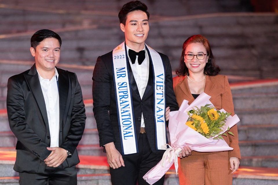 Đạt Kyo (giữa) đại diện Việt Nam dự thi Nam vương Si&ecirc;u quốc gia