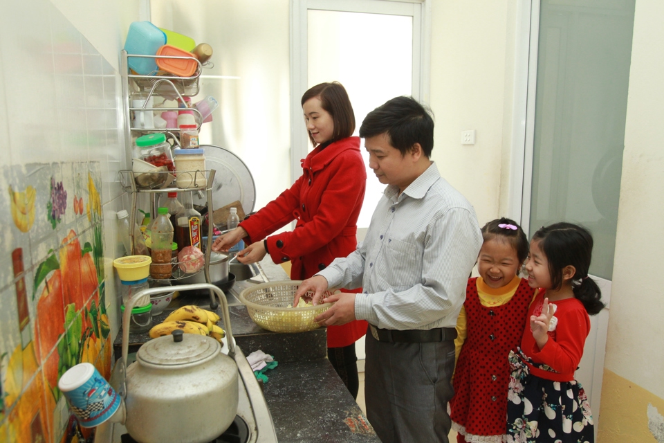 Công nhân Khu công nghiệp Thăng Long, Hà Nội sinh hoạt tại khu nhà thuê. Ảnh Phạm Hùng
