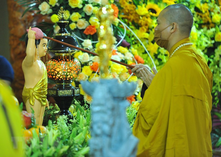Nghi lễ tắm Phật - một hoạt động trong lễ Phật đản.