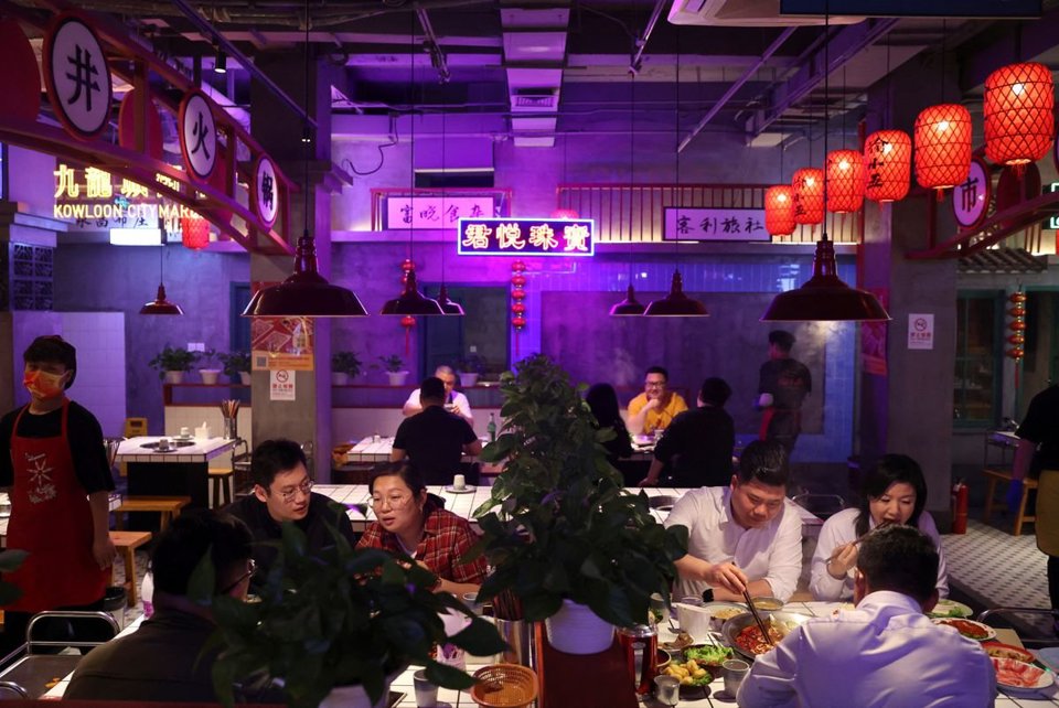 &nbsp;C&aacute;c thực kh&aacute;ch đang d&ugrave;ng bữa tại một nh&agrave; h&agrave;ng lẩu ở Bắc Kinh, Trung Quốc. Ảnh: Reuters