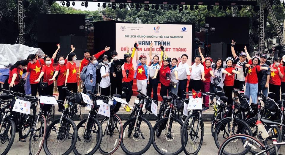 Du lịch Hà Nội khai trương tour khám phá làng cổ Bát Tràng bằng xe đạp phục vụ SEA Games 31. Ảnh: Lê Nam