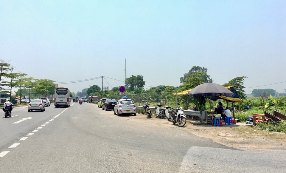 Phương tiện dừng đỗ ven Quốc lộ 2 đoạn qua x&atilde; Thanh Xu&acirc;n (huyện S&oacute;c Sơn).