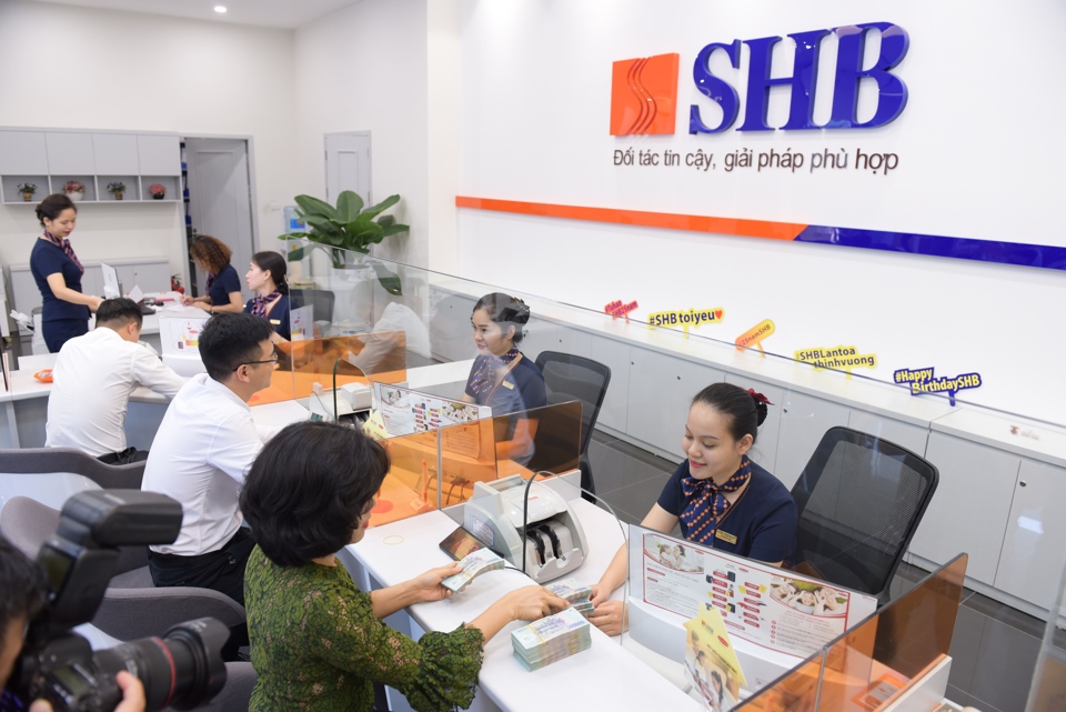 Khách hàng giao dịch tại Ngân hàng SHB, Chi nhánh Hà Nội. Ảnh: Phạm Hùng