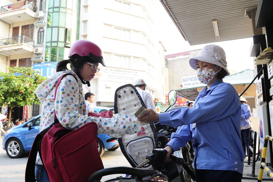 Người tiêu dùng mua xăng tại một cửa hàng tại Hà Nội. Ảnh: Hải Linh
