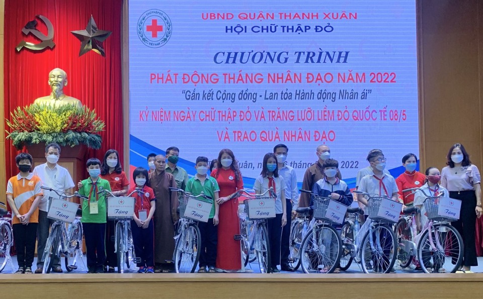 Trao tặng chiếc xe đạp cho học sinh c&oacute; ho&agrave;n cảnh kh&oacute; khăn tr&ecirc;n địa b&agrave;n quận Thanh Xu&acirc;n