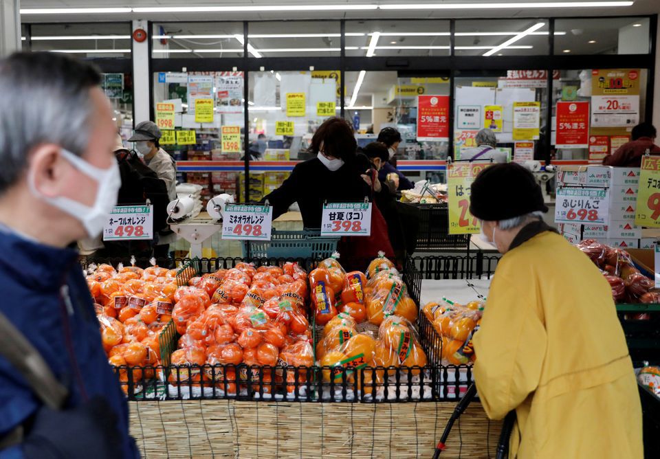 Ch&uacute; th&iacute;ch: Người ti&ecirc;u d&ugrave;ng đang mua sắm tại một trung t&acirc;m thương mại ở Tokyo, Nhật Bản. Ảnh: Reuters
