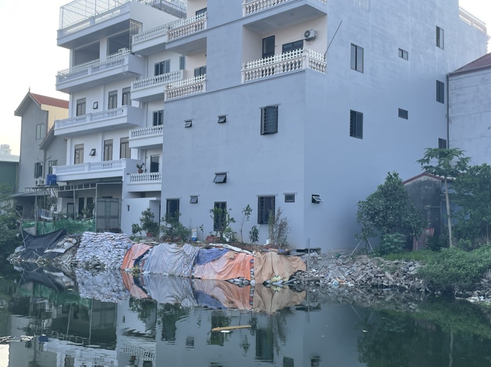 Một trong những công trình ''khủng'' tại Đội 6, xã Tiền Phong vi phạm lấn chiếm lòng sông Cụt mới hoàn thành 