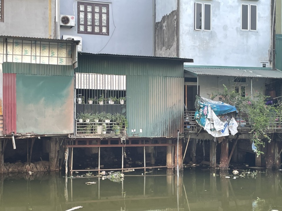 Các loại cọc bằng bê tông, cốt thép được đóng, ép xuống lòng sông Cụt, xã Tiền Phong để cõng những công trình vi phạm