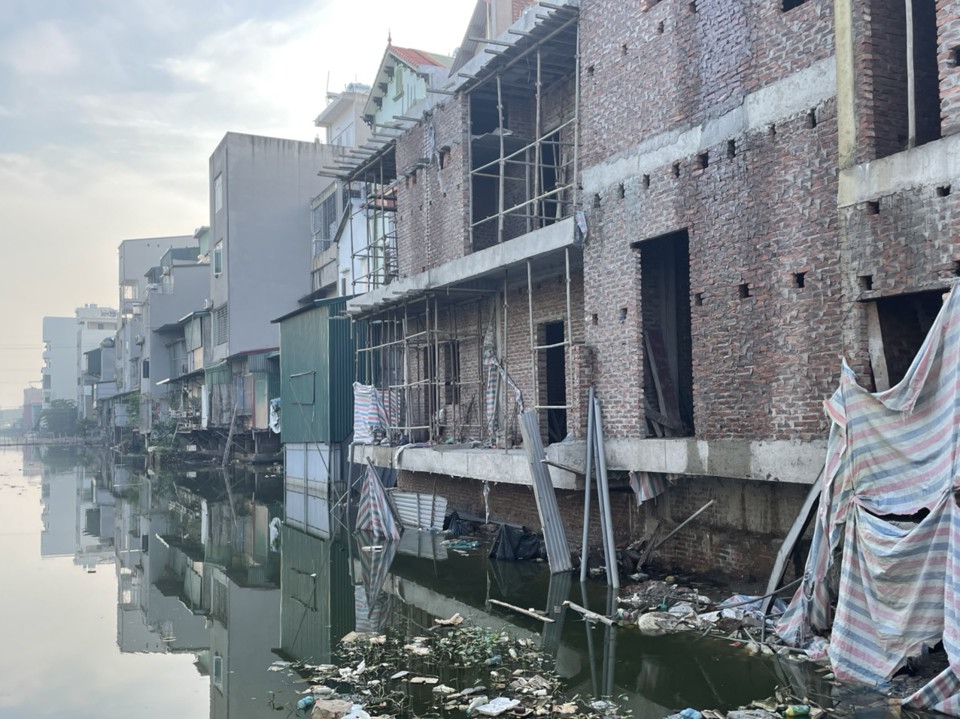 Công trình xây dựng đang thi công của ba gia đình chiếm dụng trên lòng sông Cụt nhưng không hề bị kiểm tra, xử lý
