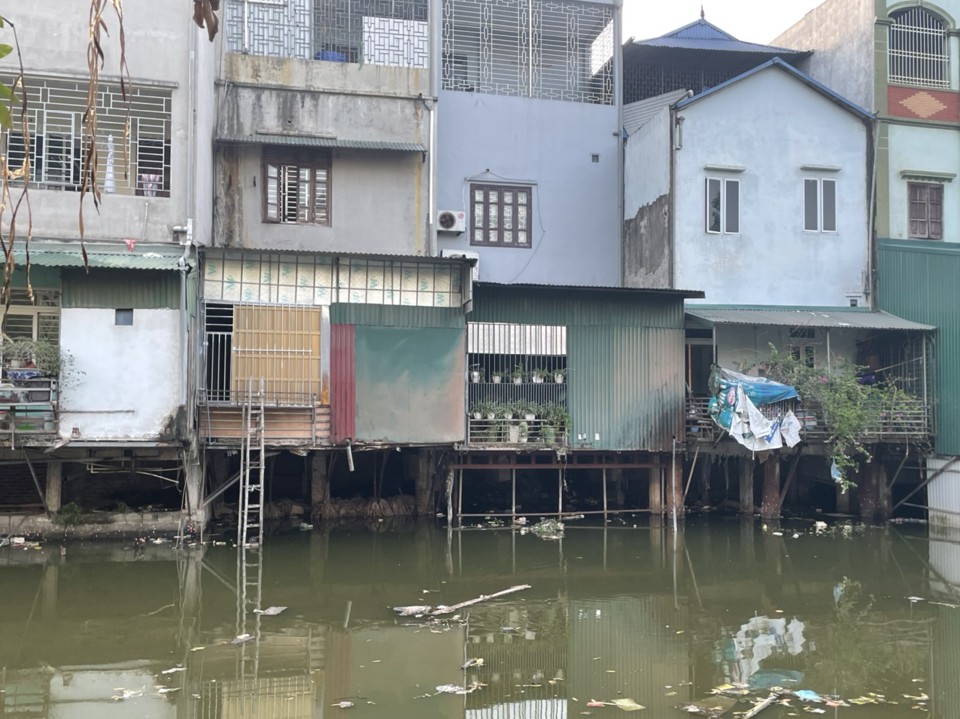 Rất nhiều hộ dân Đội 6, xã Tiền Phong đua nhau xây nhà tọa lạc trên lòng sông Cụt