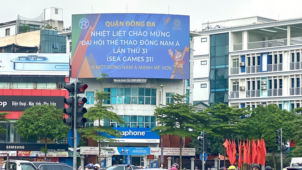 Pano ch&agrave;o mừng SEA Games 31 tại Ng&atilde; 7 &Ocirc; Chợ Dừa (quận Đống Đa).