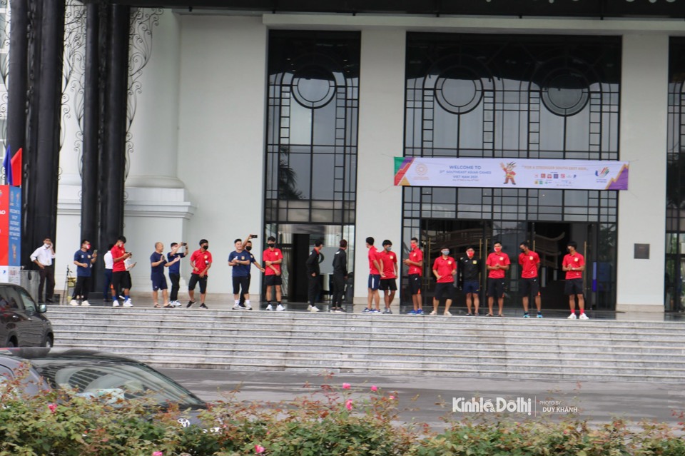 Hội cổ động viên Nam Định diễu hành hưởng ứng SEA Games 31 - Ảnh 2