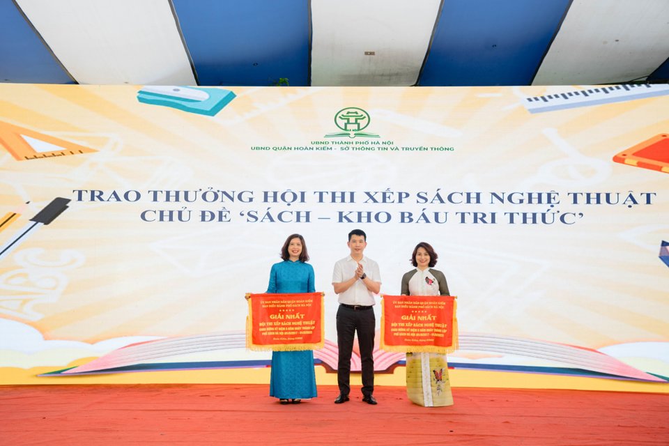 Chủ tịch UBND quận Ho&agrave;n Kiếm Phạm Tuấn Long trao giải Nhất cho t&aacute;c giả tham gia cuộc thi xếp s&aacute;ch nghệ thuật