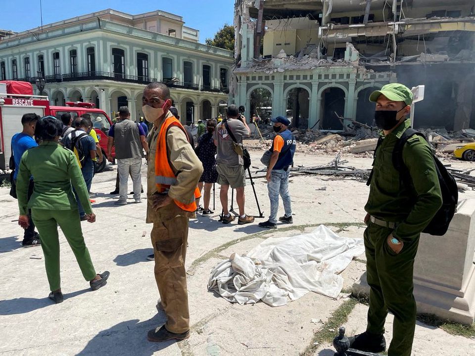 Lực lượng cứu hộ l&agrave;m nhiệm vụ tại hiện trường vụ nổ kh&aacute;ch sạn Saratoga ở Havana, Cuba, ng&agrave;y 6/5/2022. Ảnh: Reuters