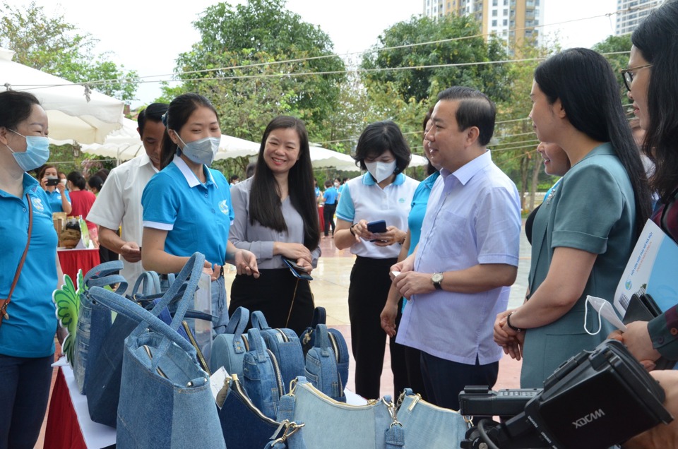 Ph&oacute; Chủ tịch UBND TP Chử Xu&acirc;n Dũng tham quan c&aacute;c gian h&agrave;ng trưng b&agrave;y sản phẩm t&aacute;i chế từ r&aacute;c thải nhựa, sản phẩm th&acirc;n thiện với m&ocirc;i trường tại Lễ ph&aacute;t động