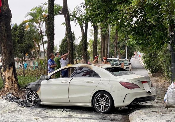Hà Nội: Ô tô Mercedes bốc cháy ven hồ Tây - Ảnh 2