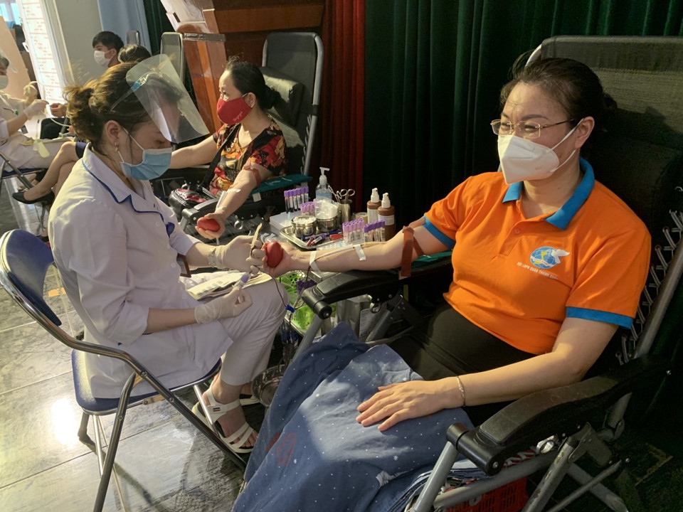 Bà Trịnh Thị Hồng Thủy tham gia hiến máu tình nguyện tại ngày hội “Phụ nữ Thanh Xuân hiến máu an toàn, chung tay phòng, chống dịch Covid-19”.