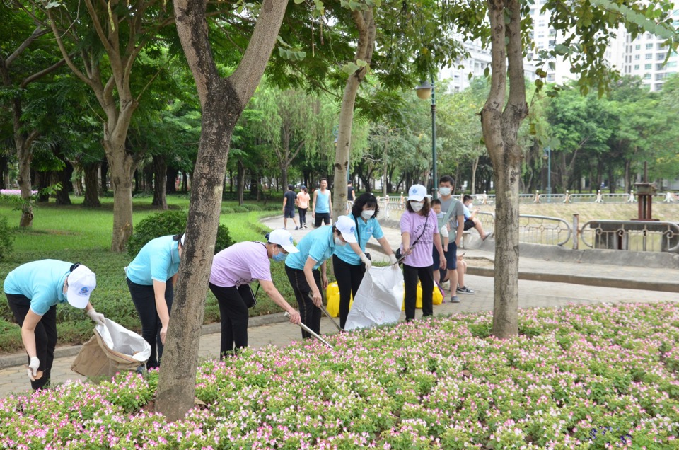 Hội vi&ecirc;n Hội phụ nữ Thủ đ&ocirc; ra qu&acirc;n tổng vệ sinh m&ocirc;i trường.