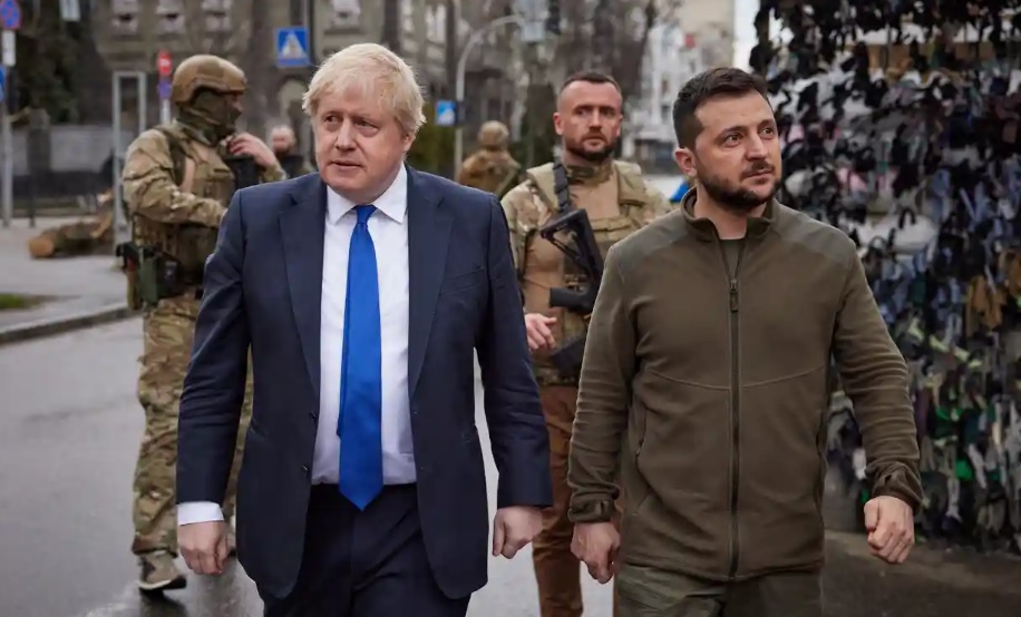 Thủ tướng Anh Boris Johnson v&agrave; Tổng thống Ukraine Volodymyr Zelensky. Ảnh: Văn ph&ograve;ng Tổng thống Ukraine.&nbsp;