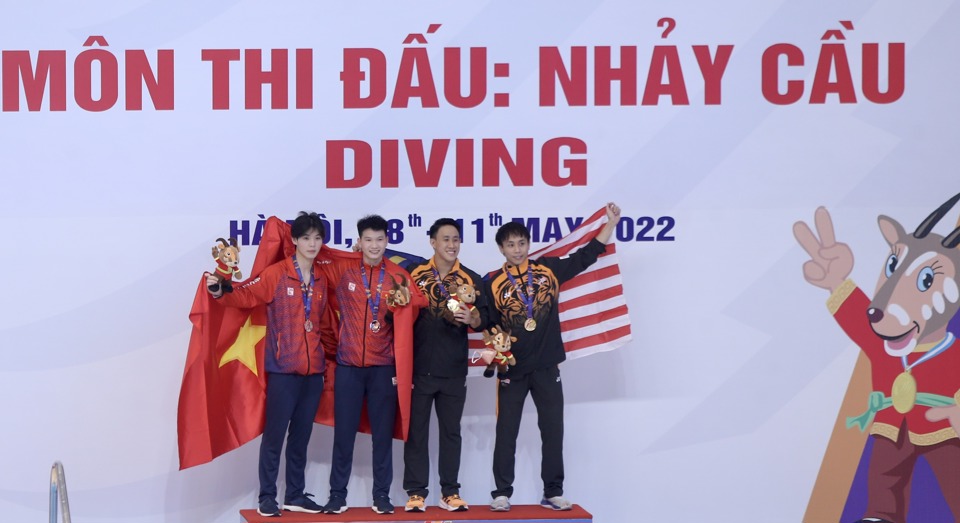 Bộ đôi VĐV Nguyễn Tùng Dương và Phương Thế Anh (trái) giành tấm Huy chương Bạc cho Đoàn thể thao Việt Nam ở nội dung nhảy cầu đôi nam cầu mềm 3m. Ảnh: Ngọc Tú