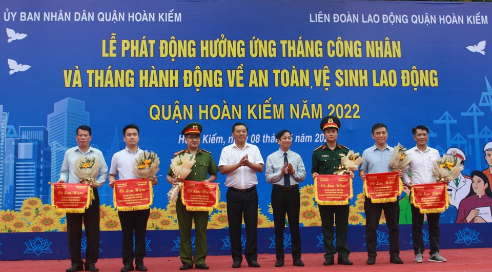 Ph&oacute; B&iacute; thư Thường trực Quận ủy Ho&agrave;n Kiếm Đinh Hồng Phong v&agrave; Ph&oacute; Chủ tịch Li&ecirc;n đo&agrave;n Lao động TP H&agrave; Nội Phạm B&aacute; Vĩnh&nbsp;trao cờ lưu niệm cho c&aacute;c đơn vị tham gia lễ ph&aacute;t động