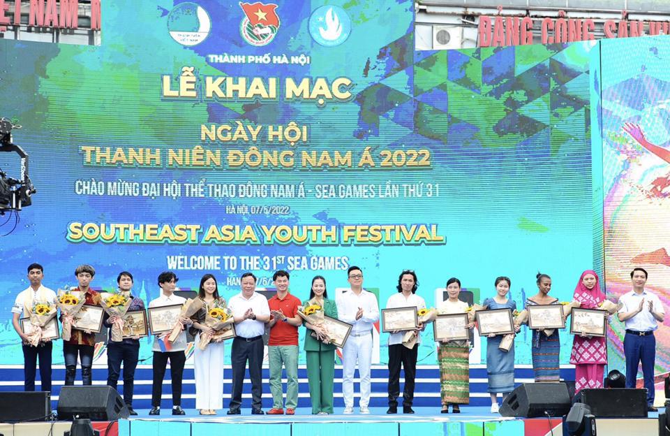 Phó Bí thư Thành ủy Nguyễn Văn Phong trao quà tới đại diện thanh niên của 11 nước tham gia Festival. Ảnh: Thái San